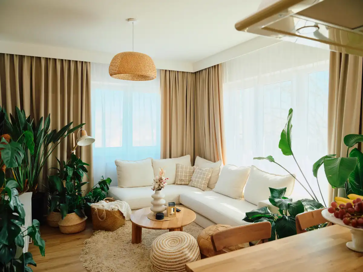 Modernes Wohnzimmer mit Vorhängen und gemütlicher Einrichtung