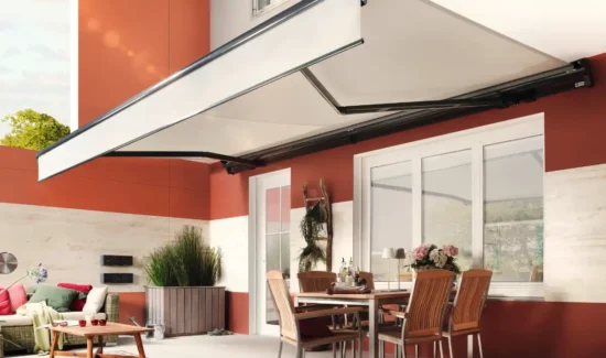 Terrasse mit weißer Kassettenmarkise