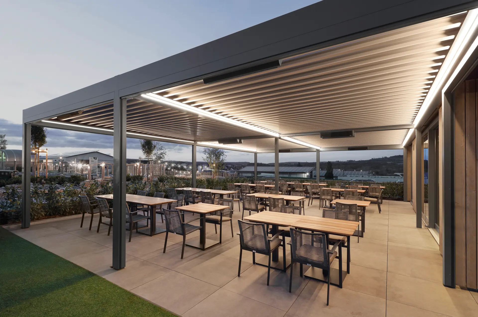 Zusammenhängende Lamellendächer als Verschattung über der Terrasse eines Restaurants