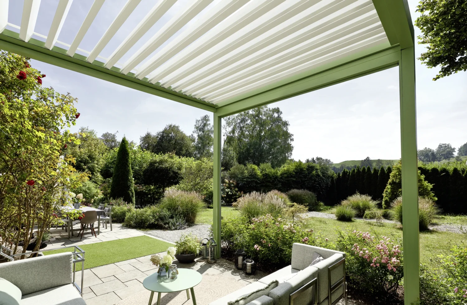 Moderne Pergola auf einer Terrasse mit Blick auf einen grünen Garten