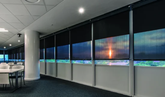 Moderne Bürojalousien bei Sonnenuntergang