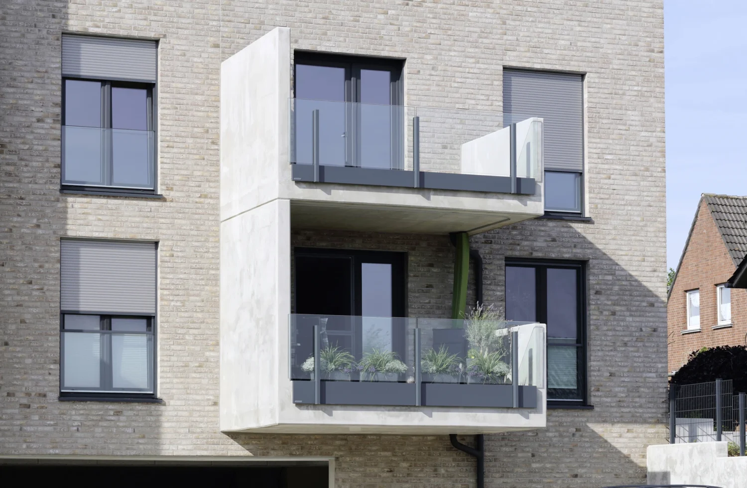 Moderne Wohnung mit Balkon und Glasgeländer